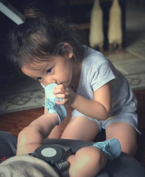 网红弟弟吃瓜图片高清