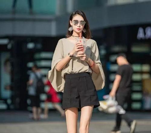 街拍花臂网红吃瓜,潮流与美食的完美邂逅